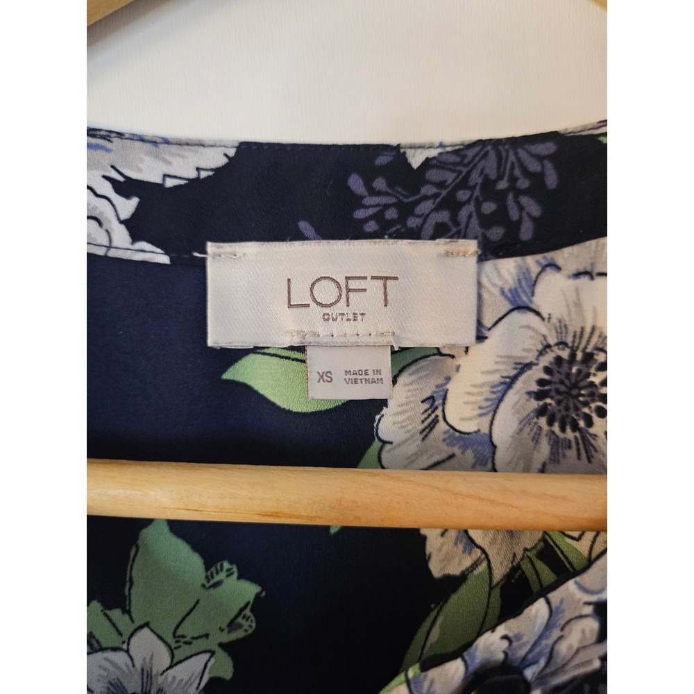 Loft Outlet Floral Blouse Women XS Navy Blue Sleeveless Henley Split Neck EUC - Picture 3 of 6